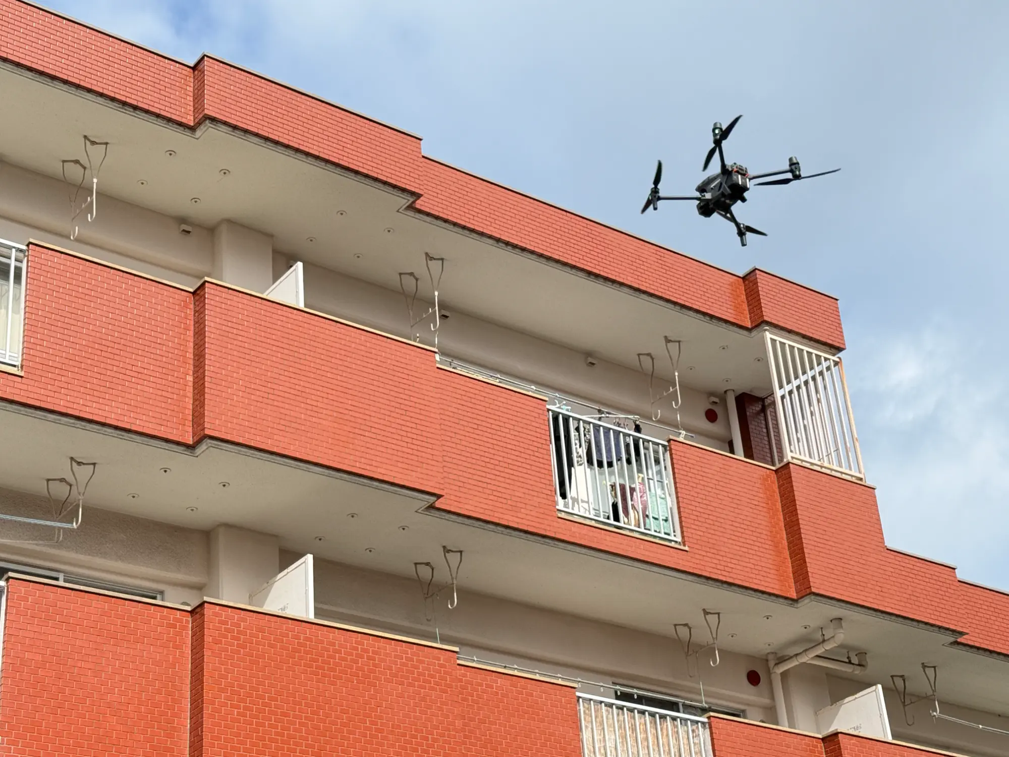 ドローンでマンションの外壁を調査している様子